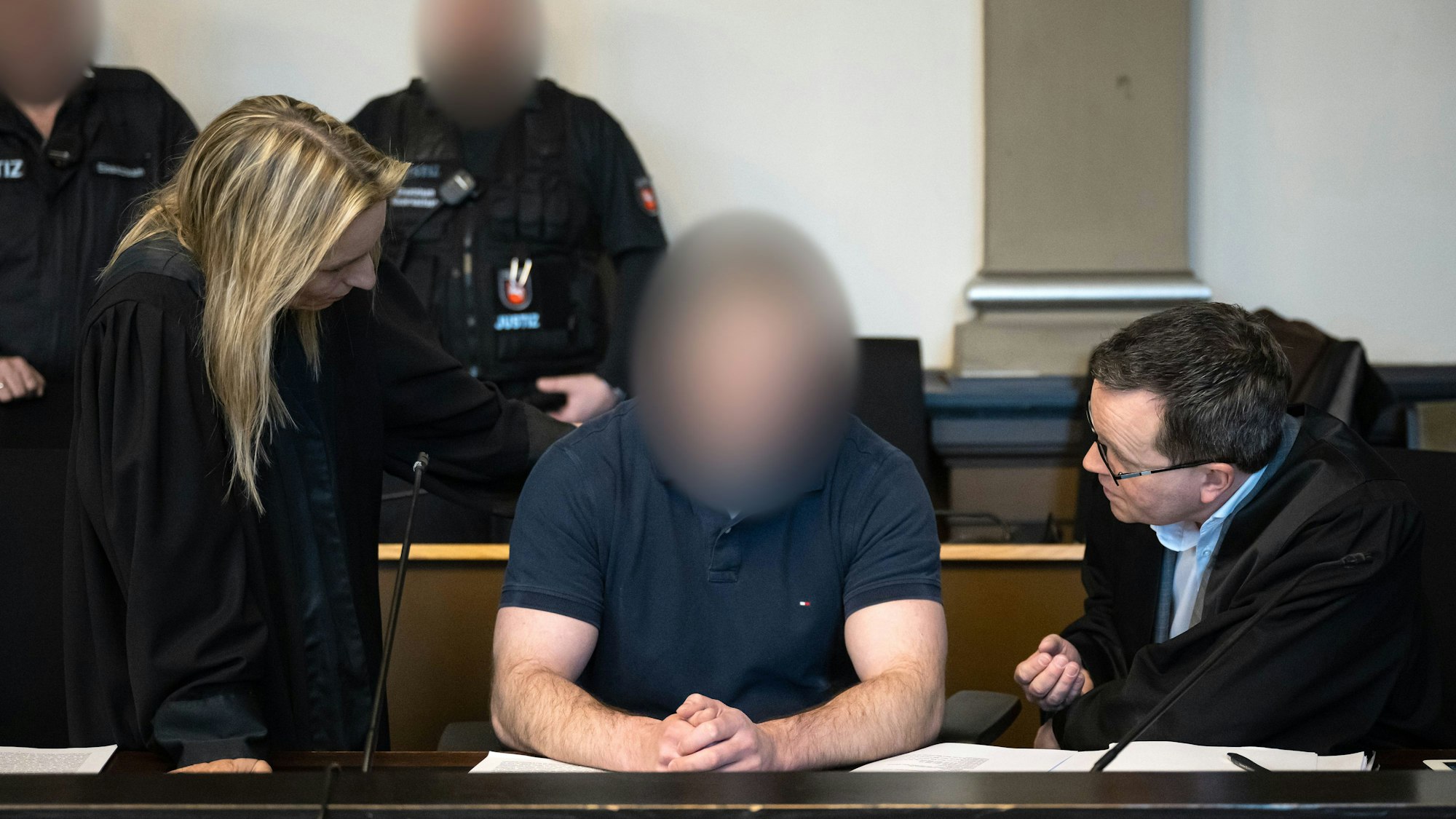 Der Angeklagte sitzt neben seinen Verteidigern Daniela Post (l) und René Lancker (r) im Gerichtssaal vom Landgericht Verden.