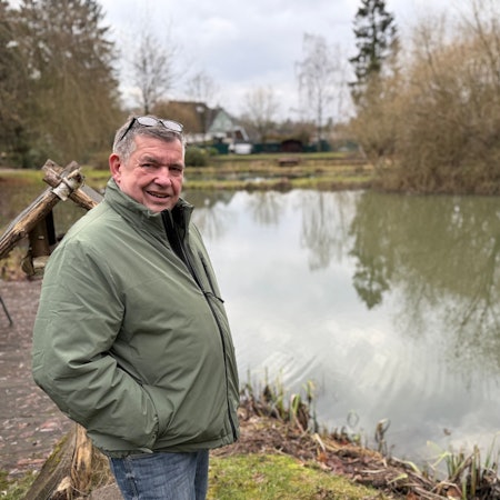 Norbert Winterberg vor seinen alten Fischteichen.