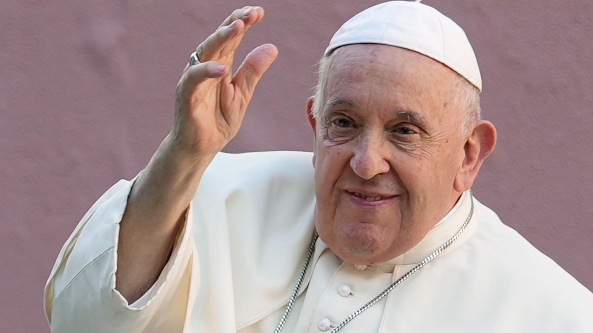 Papst Franziskus winkt, als er die Nuntiatur auf dem Weg zum Park „Eduardo VII“ verlässt.