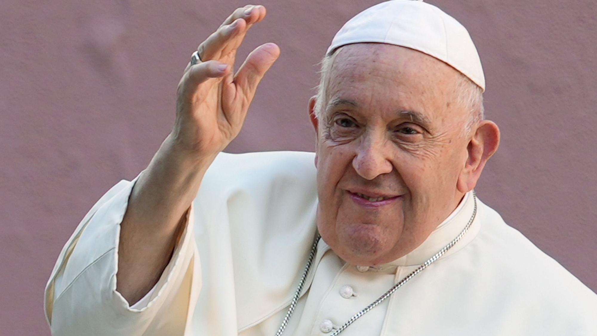 Papst Franziskus winkt, als er die Nuntiatur auf dem Weg zum Park „Eduardo VII“ verlässt.