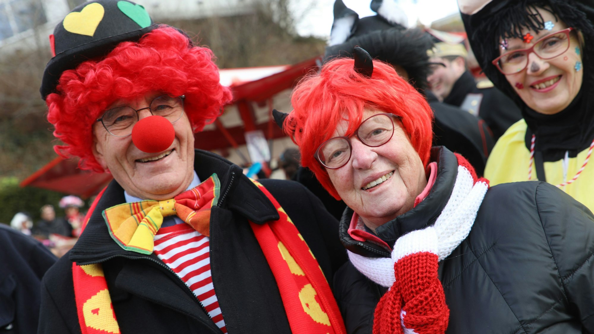 Bergisch Gladbachs Ex-Bürgermeisterin Maria-Theresia Opladen als Teufel und ihr Ehemann Wilmund Opladen beim Rathaussturm in Bensberg.