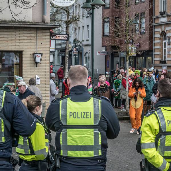 Polizei gab den Jecken ein gutes Sicherheitsgefühl beim Zug der Schlebuscher Weiber an Weiberfastnacht