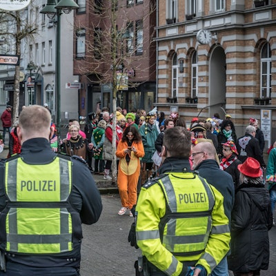 Polizei gab den Jecken ein gutes Sicherheitsgefühl beim Zug der Schlebuscher Weiber an Weiberfastnacht