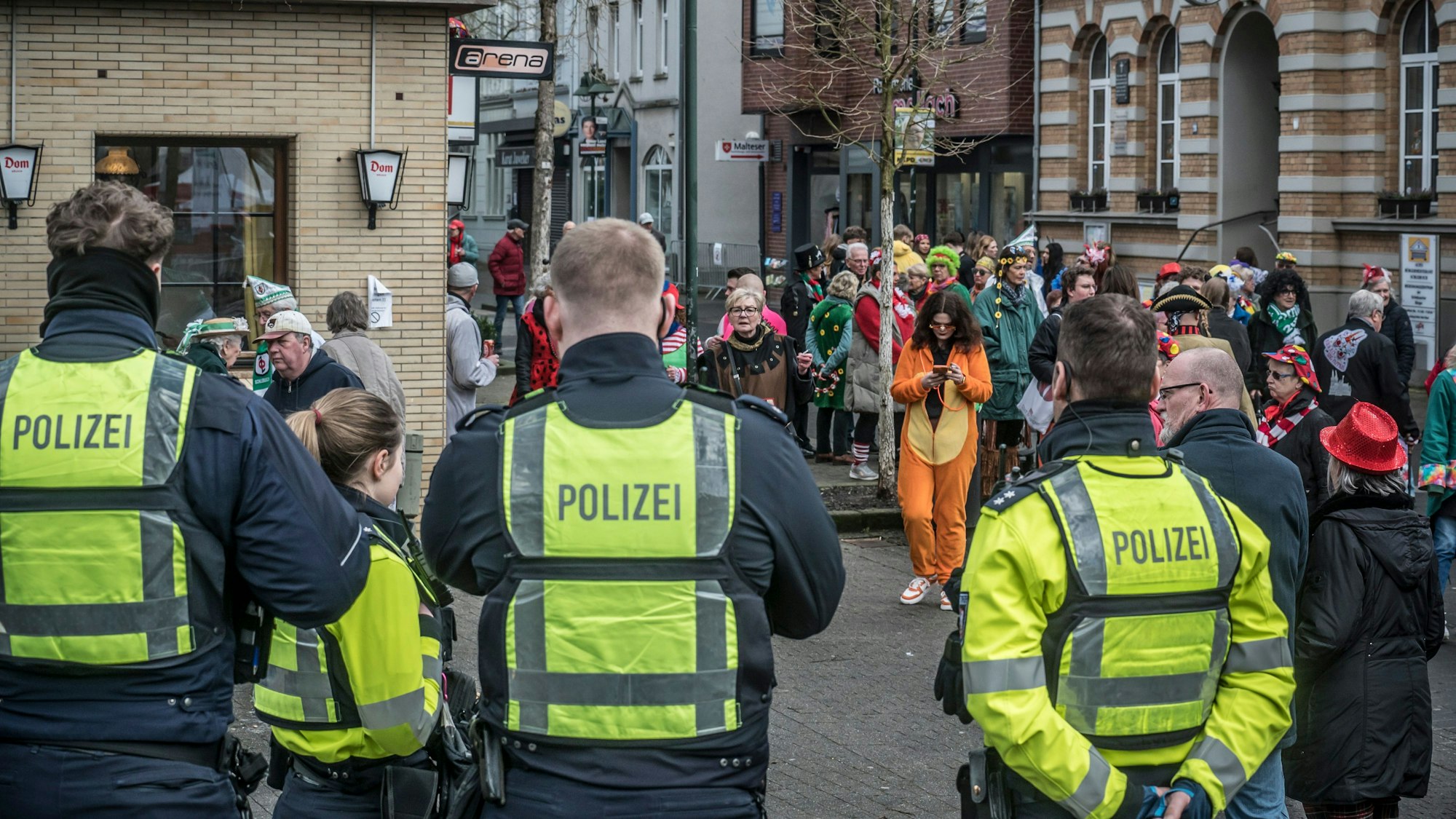 Polizei gab den Jecken ein gutes Sicherheitsgefühl beim Zug der Schlebuscher Weiber an Weiberfastnacht. Foto: Ralf Krieger
