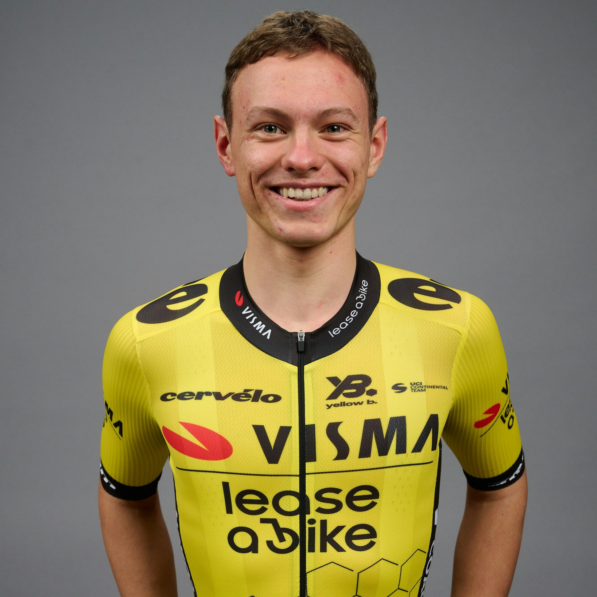 Das Foto zeigt einen jungen Mann im gelben Dress