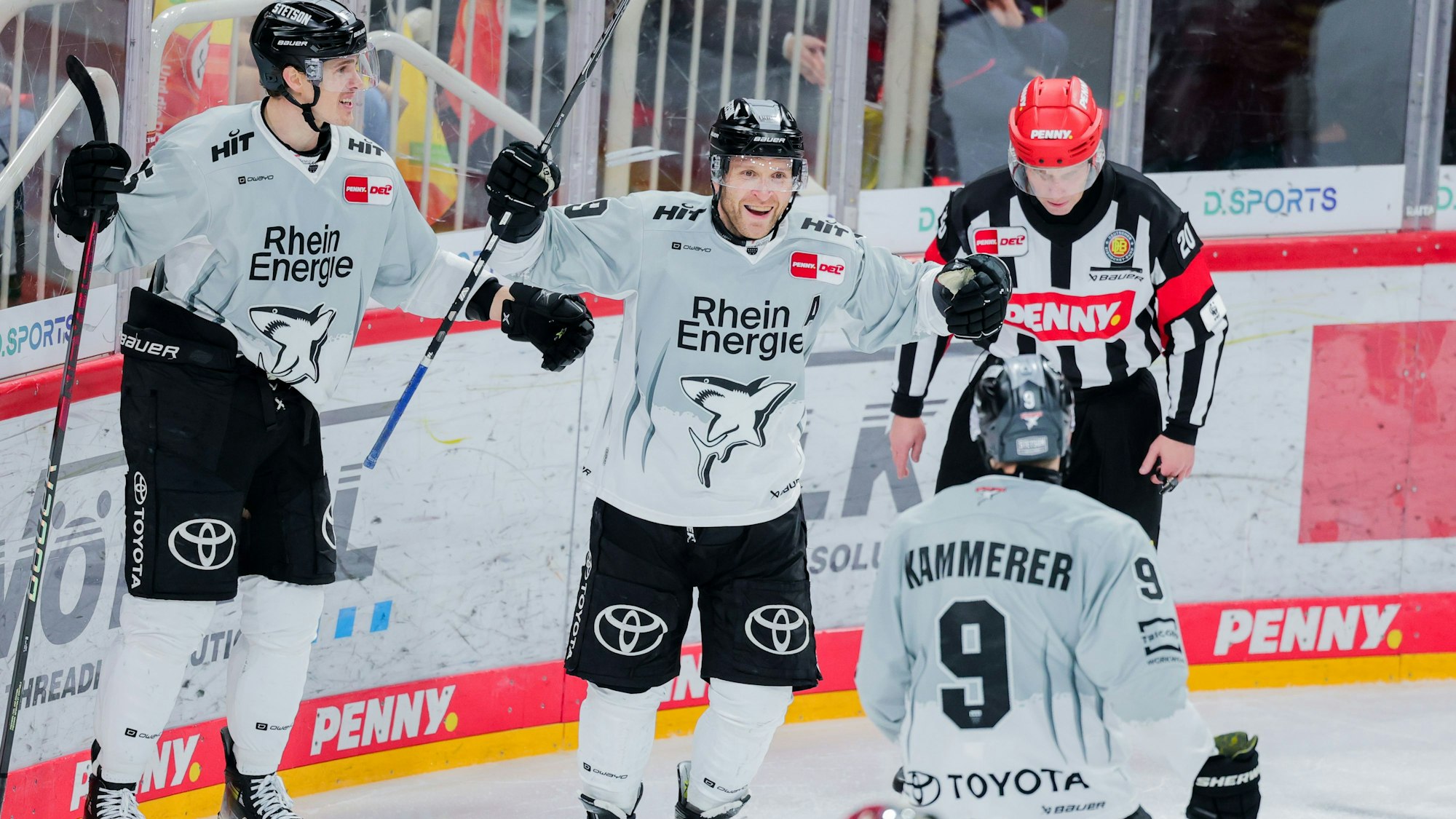 Spieler Kölner Haie bejubeln ein Tor.
