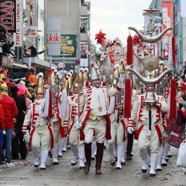 Der Höhepunkt des Karnevals mit dem Rosenmontagszug steht bevor (Archivbild).