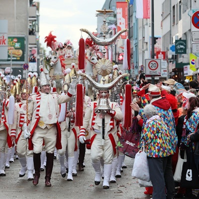 Der Höhepunkt des Karnevals mit dem Rosenmontagszug steht bevor (Archivbild).