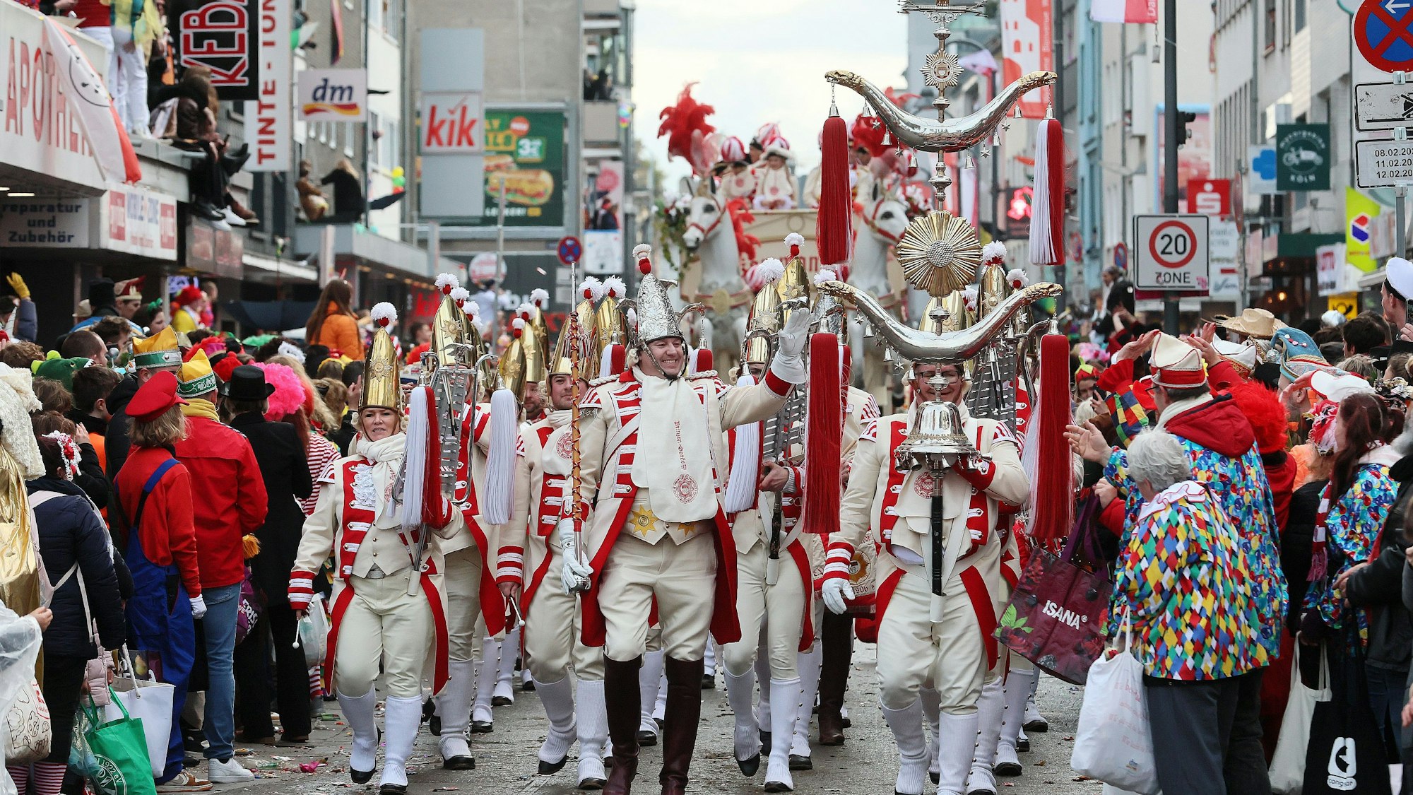 Der Höhepunkt des Karnevals mit dem Rosenmontagszug steht bevor (Archivbild).