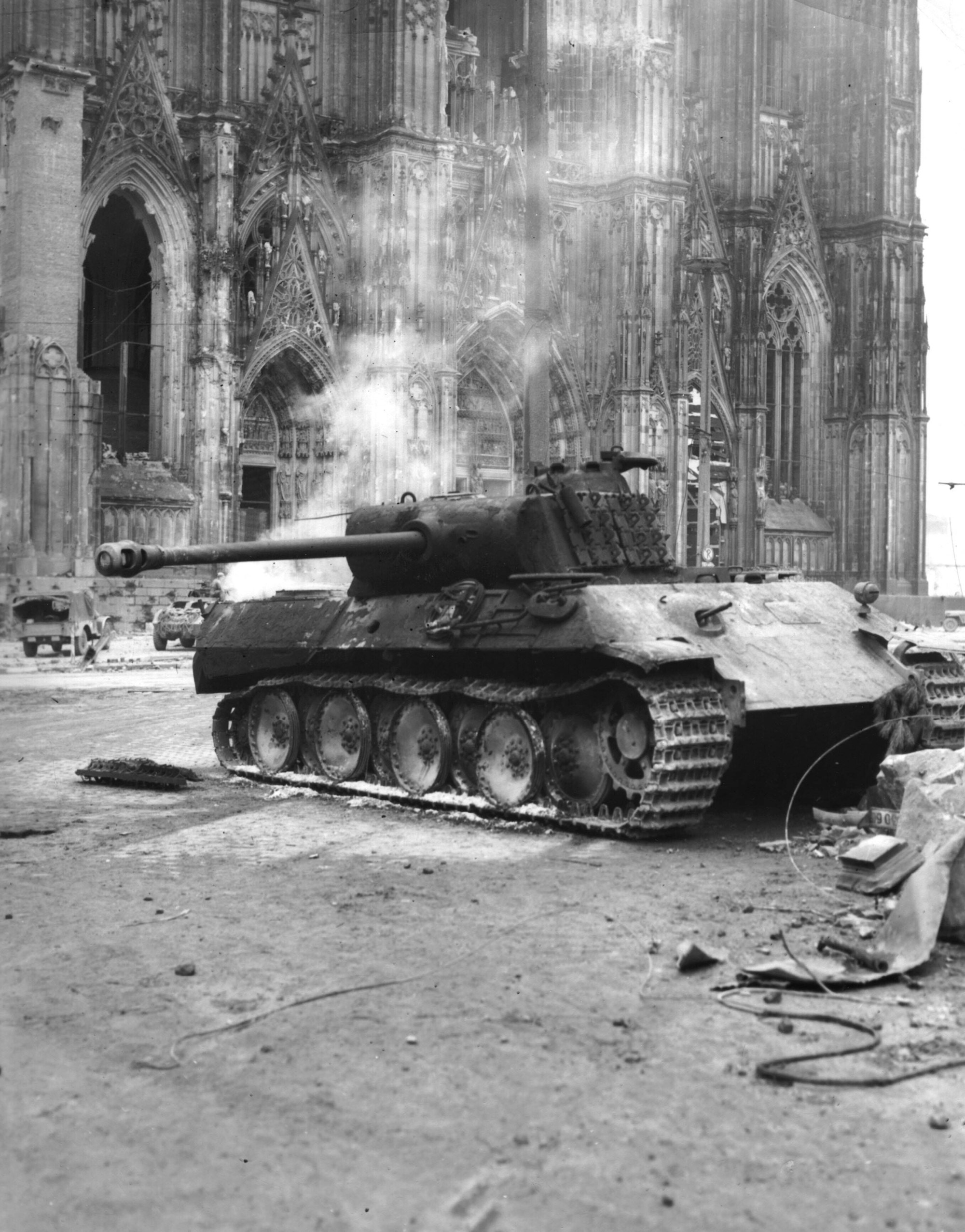 Deserted German tank stands before Cologne cathedral, March 6, 1945 A German tank stands silenced before the great cathedral in Cologne Germany after capture of the Rhine city March 6, 1945. PUBLICATIONxINxGERxSUIxAUTxONLY Copyright: xPhoto12/Coll-DITE/USISx DIT01103_117