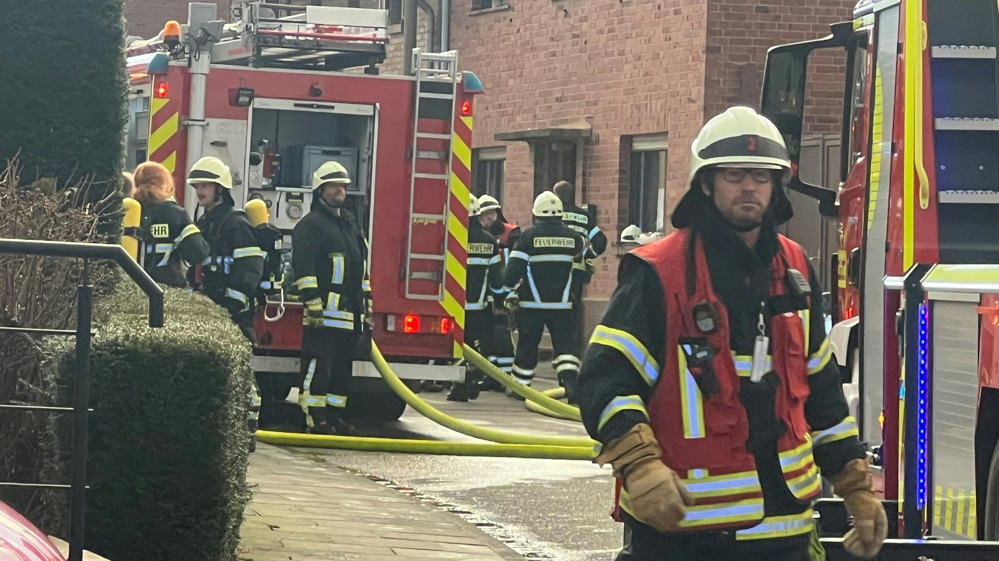 Das Bild zeigt Einsatzkräfte an der Einsatzstelle.