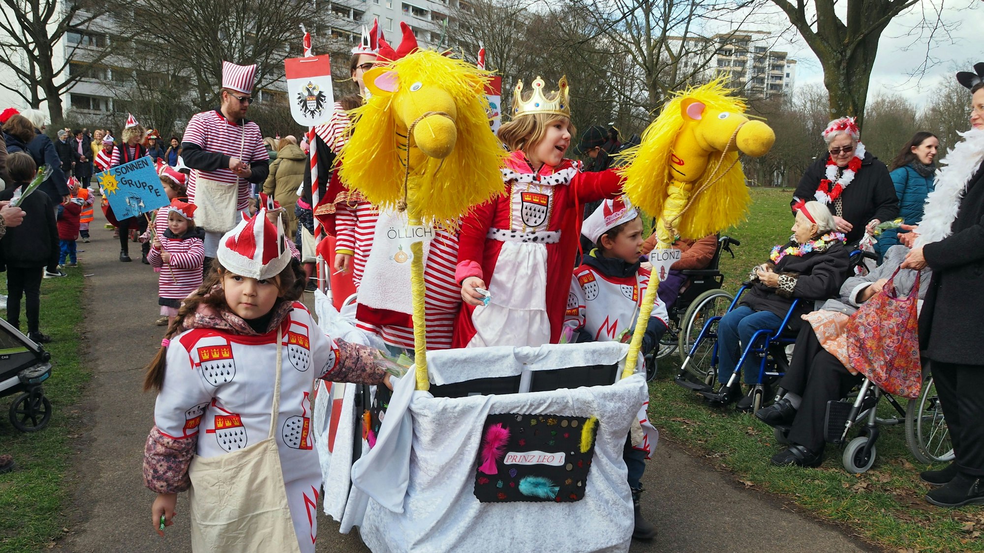 Das Kita-Dreigestirn rollt auf seinem Prinzenwagen durch den Vorgebirgspark.