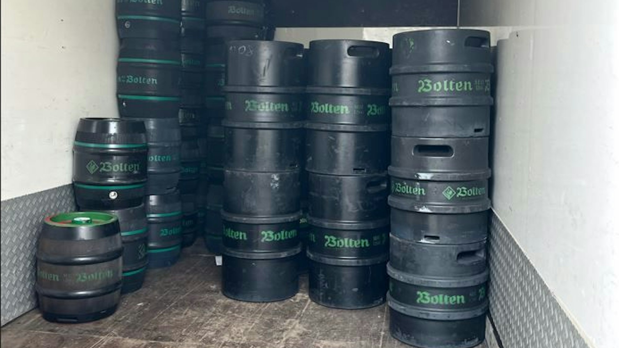 Auf dem Foto sind mehrere Fässer Bier zu sehen.