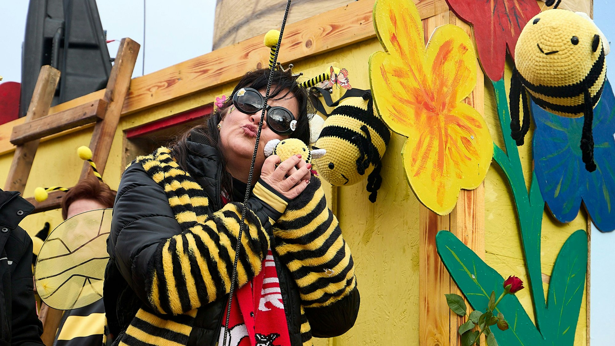 Schmusezeit im Bienenstock für die Ettelscheider Präsidentin Nelli Greindl.