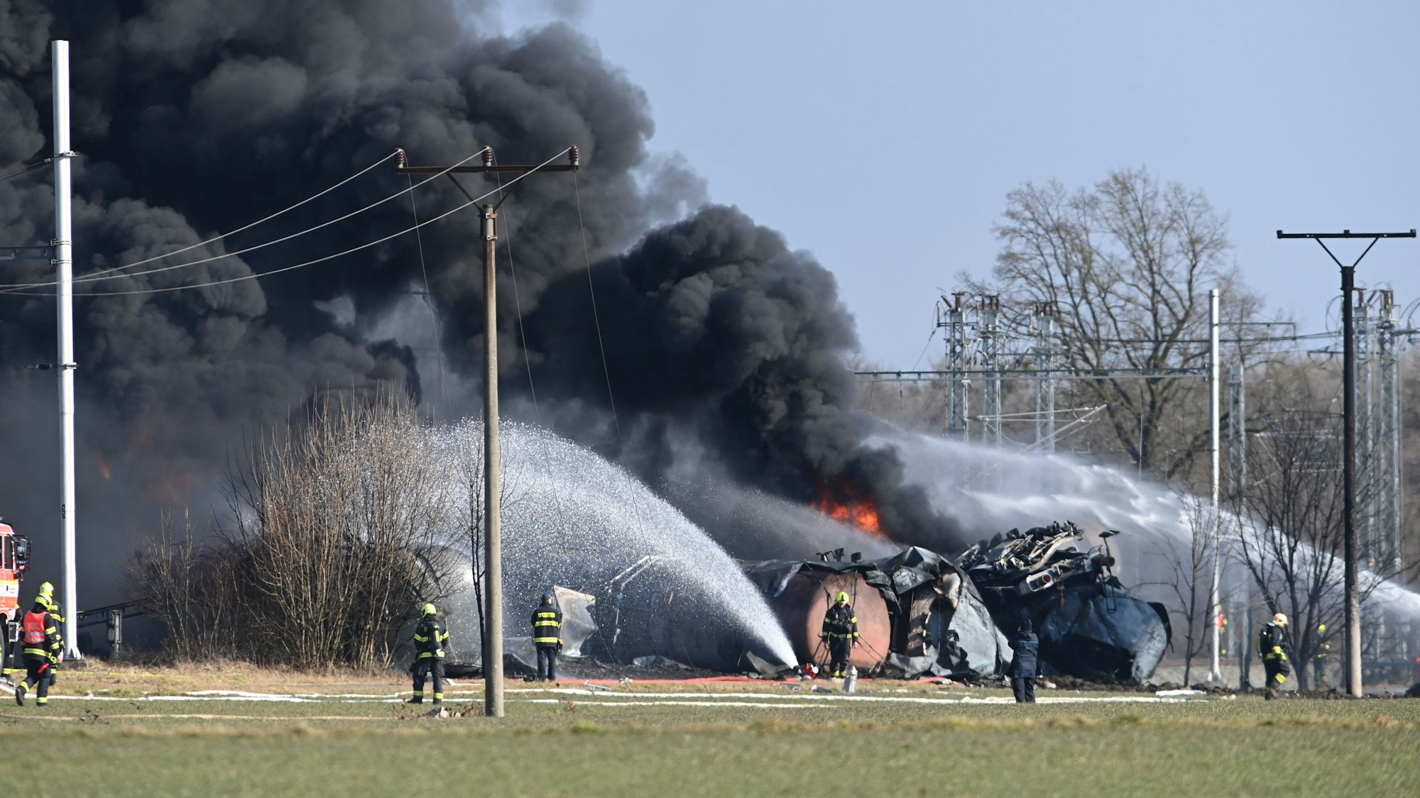 Feuerwehrleute sind vor einem defekten Eisenbahntankwagen im Einsatz, aus dem Benzol, eine brennbare und giftige Flüssigkeit, ausläuft. In Tschechien ist ein Güterzug mit giftigem und brennbarem Benzol entgleist.