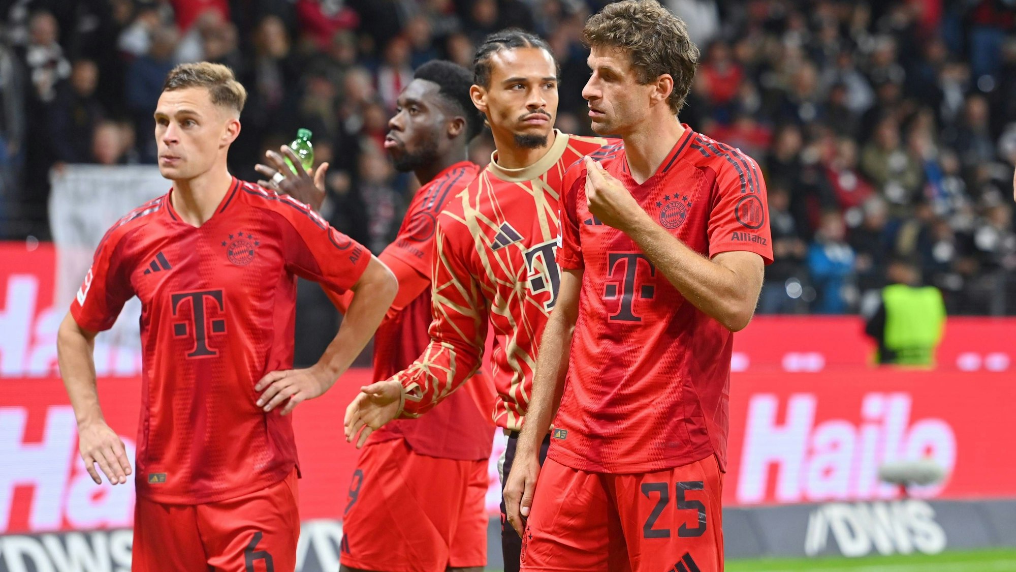 Die Bayern-Spieler Thomas Müller, Leroy Sane und Joshua Kimmich.