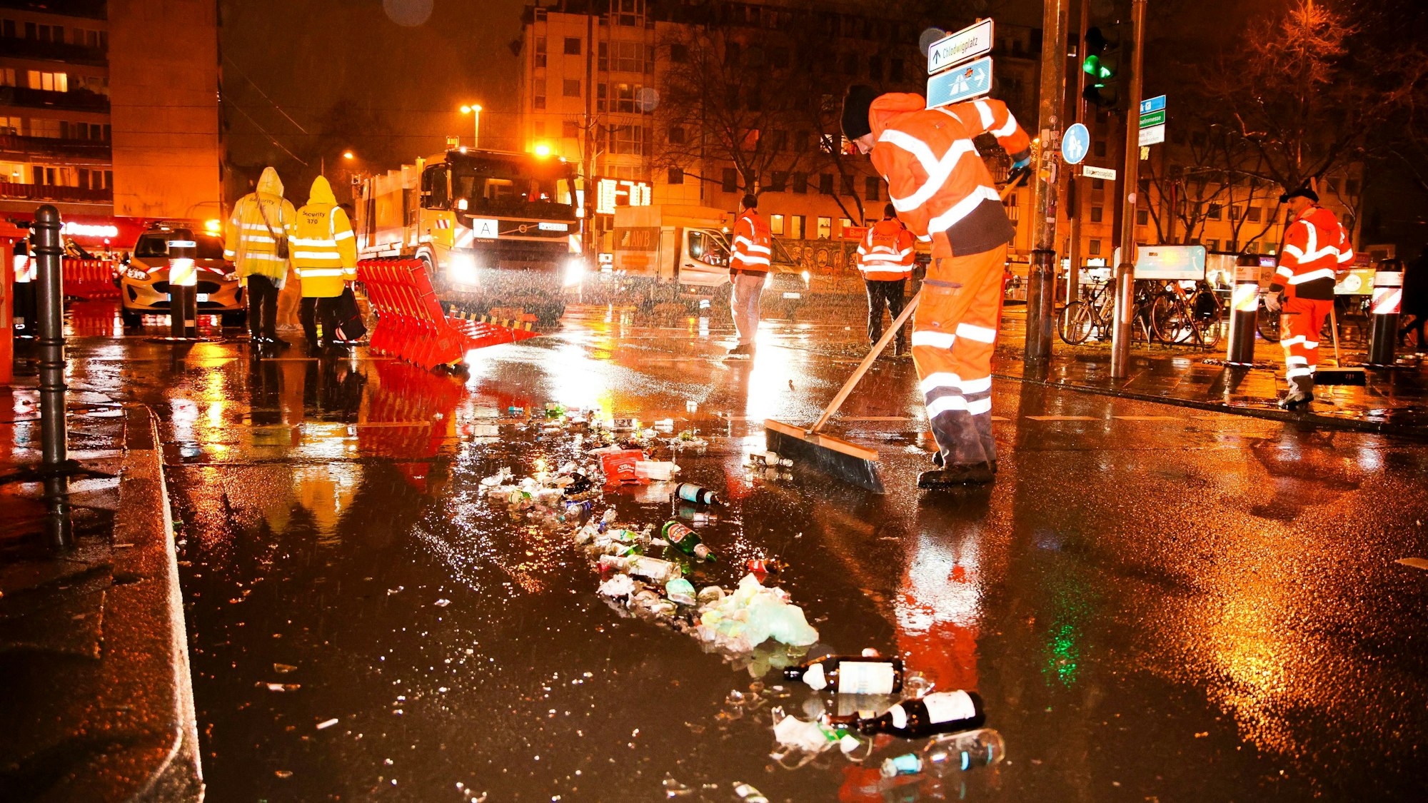 27.02.2025, Köln: AWB Einsatz an Weiberfastnacht am Barbarossaplat.Foto:Dirk Borm