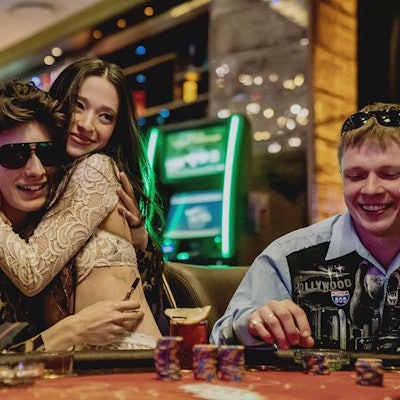 Eine Frau sitzt auf dem Schoß eines Manns.