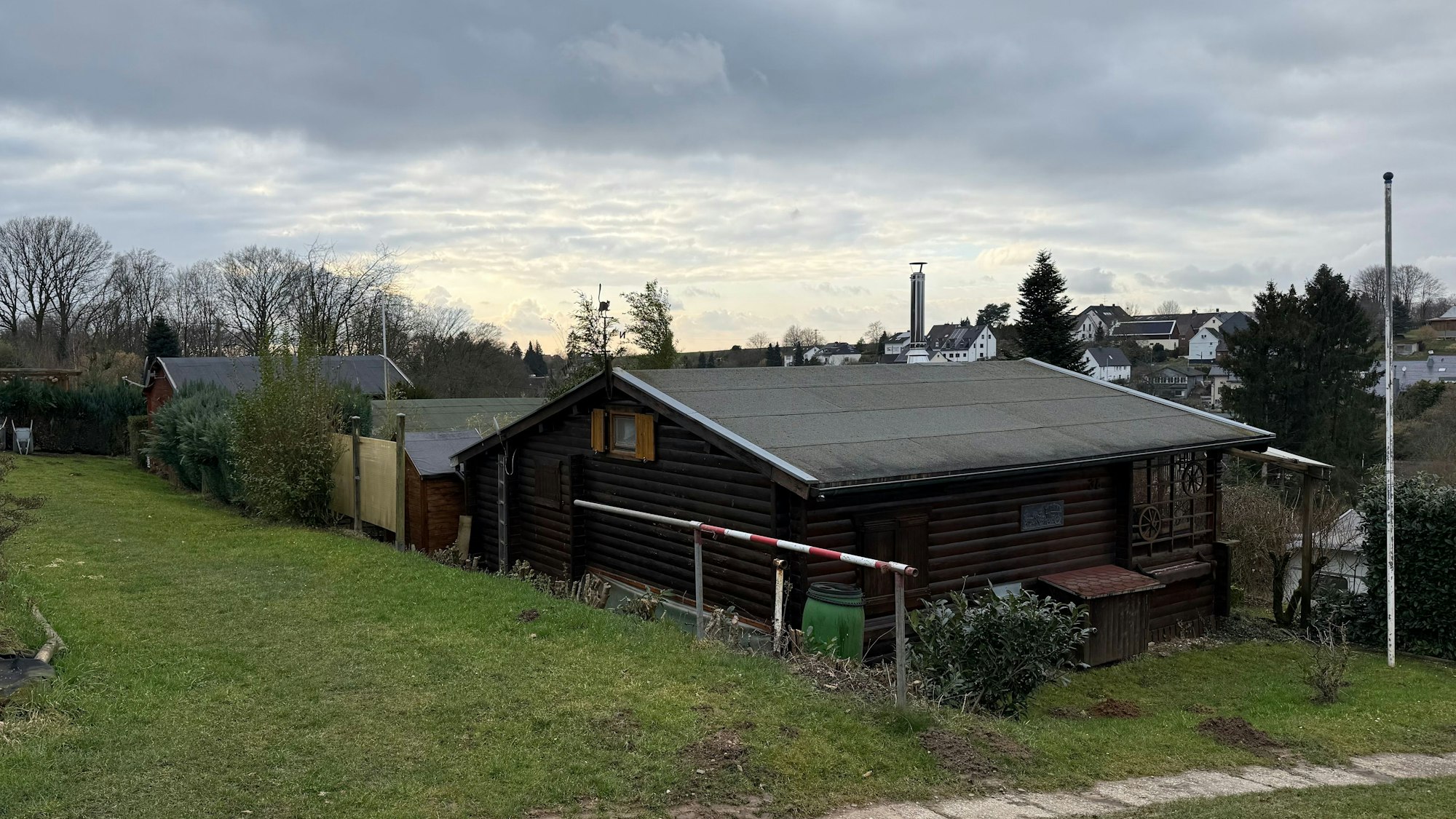 Dächer der Häuschen auf dem Wochenendplatz von Norbert Winterberg in Hahnenblecher
