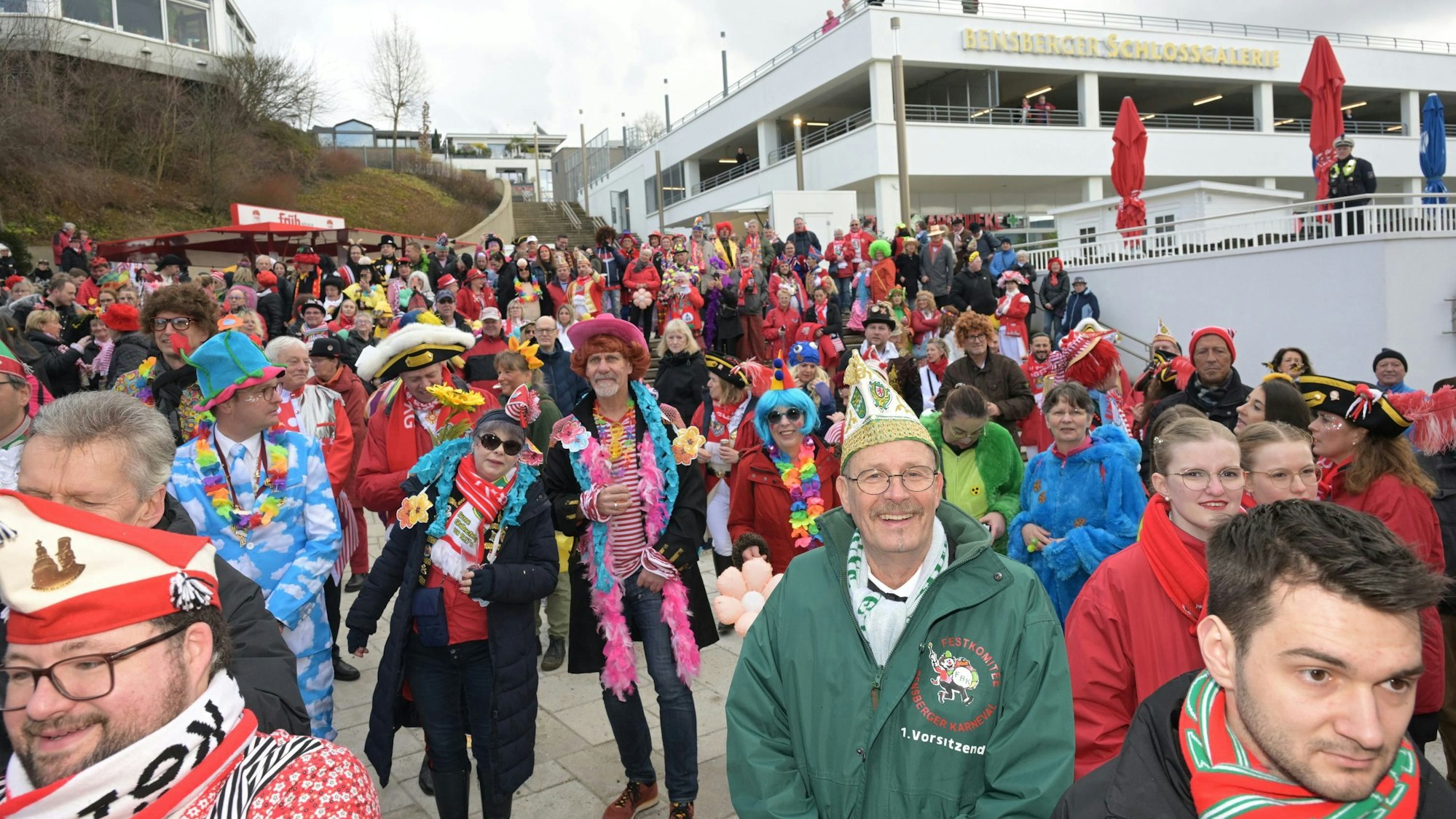 Menschen stehen auf der Schlosstreppe beim Rathaussturm.