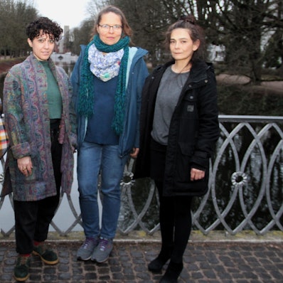 Vier Frauen stehen vor einem Geländer, dahinter ist der Lindenthaler Kanal zu sehen.