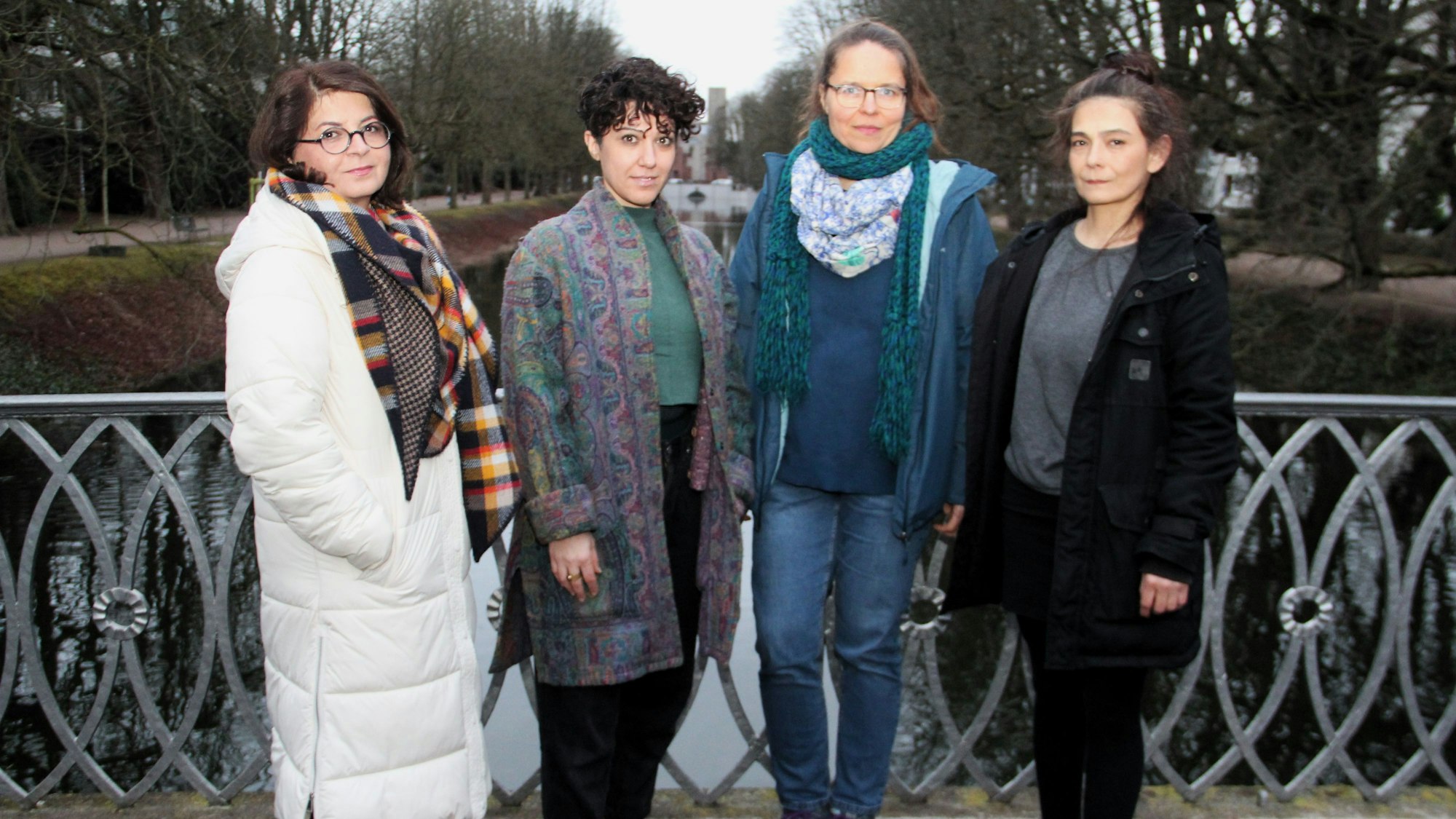 Vier Frauen stehen vor einem Geländer, dahinter ist der Lindenthaler Kanal zu sehen.
