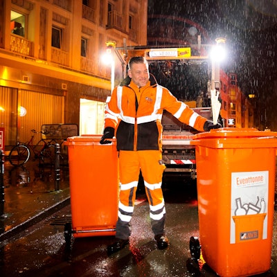 Mitarbeiter der AWB reinigen den Barbarossaplatz an den Karnevalstagen auch die Nacht über.