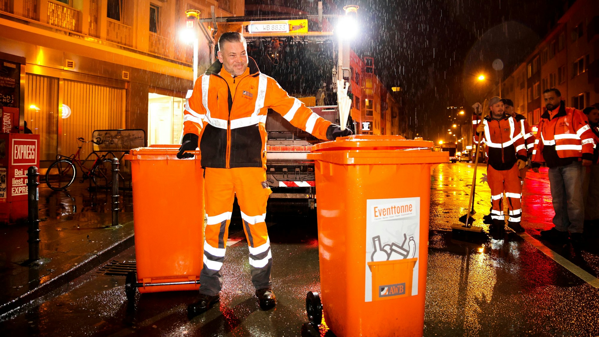 Mitarbeiter der AWB reinigen den Barbarossaplatz an den Karnevalstagen auch die Nacht über.