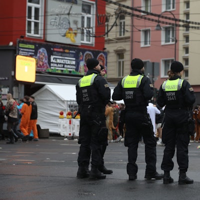 Polizisten beobachten das Treiben auf der Zülpicher Straße.