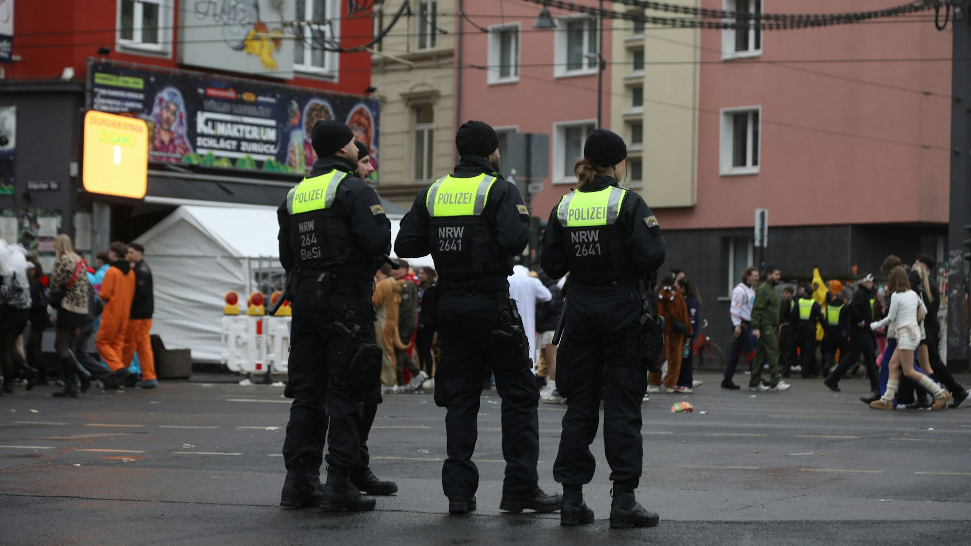 Polizisten beobachten das Treiben auf der Zülpicher Straße.
