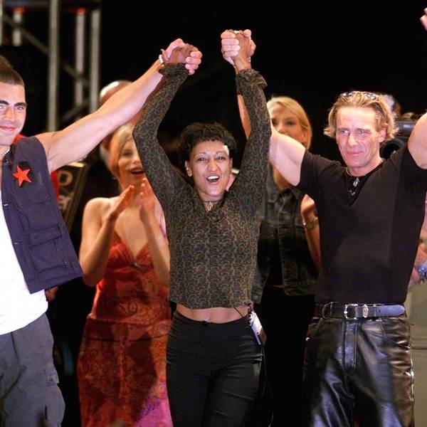 Die drei letzten Bewohner des „Big Brother“-Containers Andrea (m), Jürgen (r) und John (l) winken den wartenden Fans nach ihrem Auszug beim Finale der TV-Show „Big Brother“ in Köln.