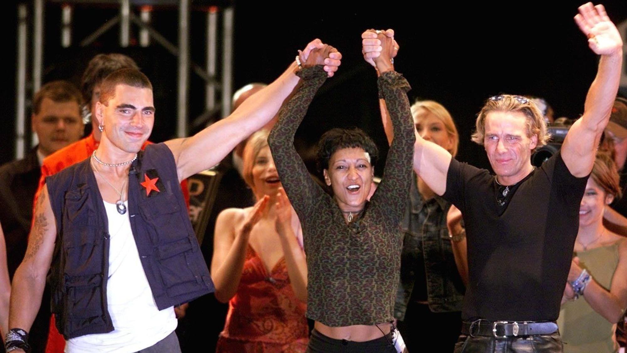 Die drei letzten Bewohner des „Big Brother“-Containers Andrea (m), Jürgen (r) und John (l) winken den wartenden Fans nach ihrem Auszug beim Finale der TV-Show „Big Brother“ in Köln.