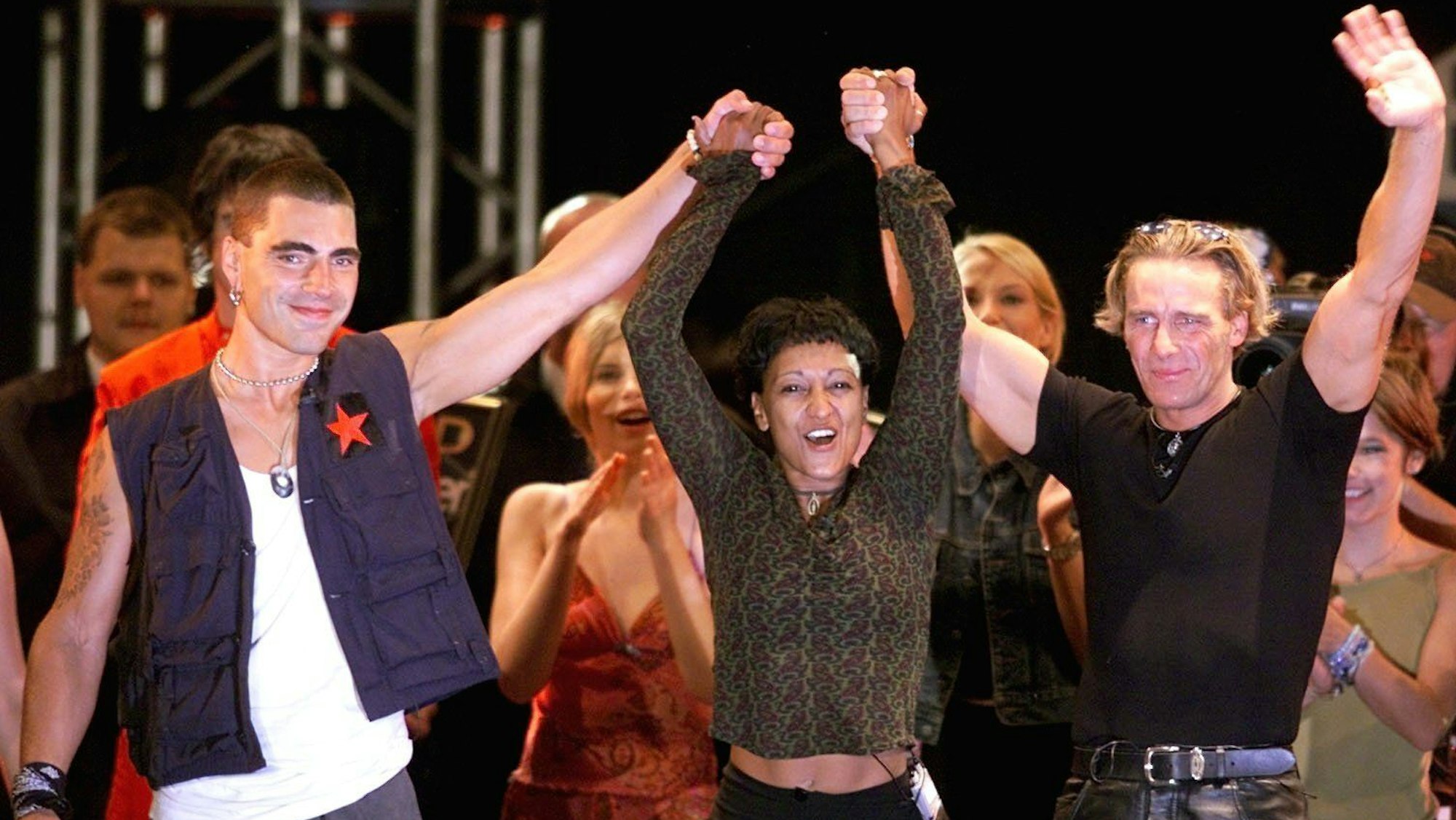 Die drei letzten Bewohner des „Big Brother“-Containers Andrea (m), Jürgen (r) und John (l) winken den wartenden Fans nach ihrem Auszug beim Finale der TV-Show „Big Brother“ in Köln.