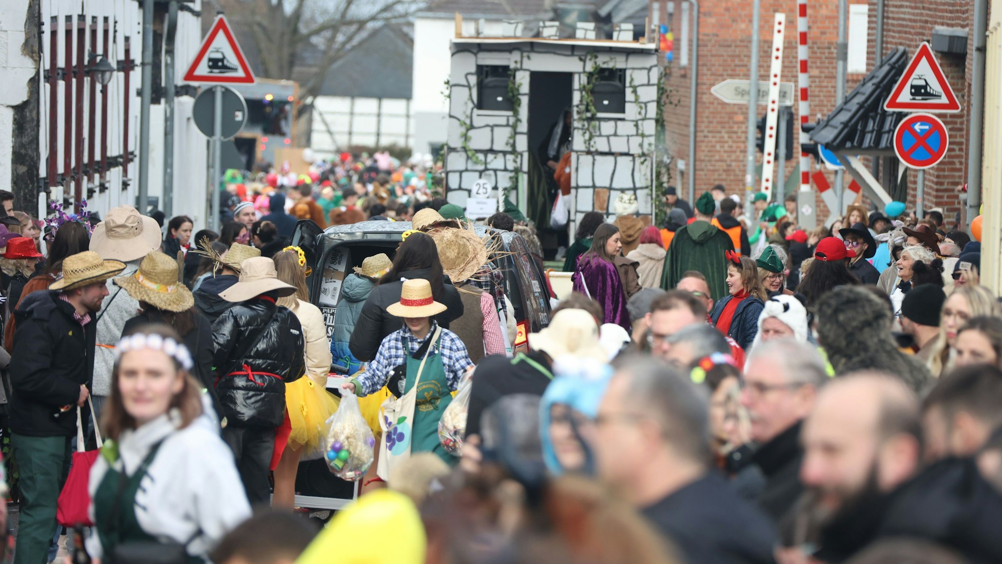 Menschen, so weit das Auge reicht, in Elsig.