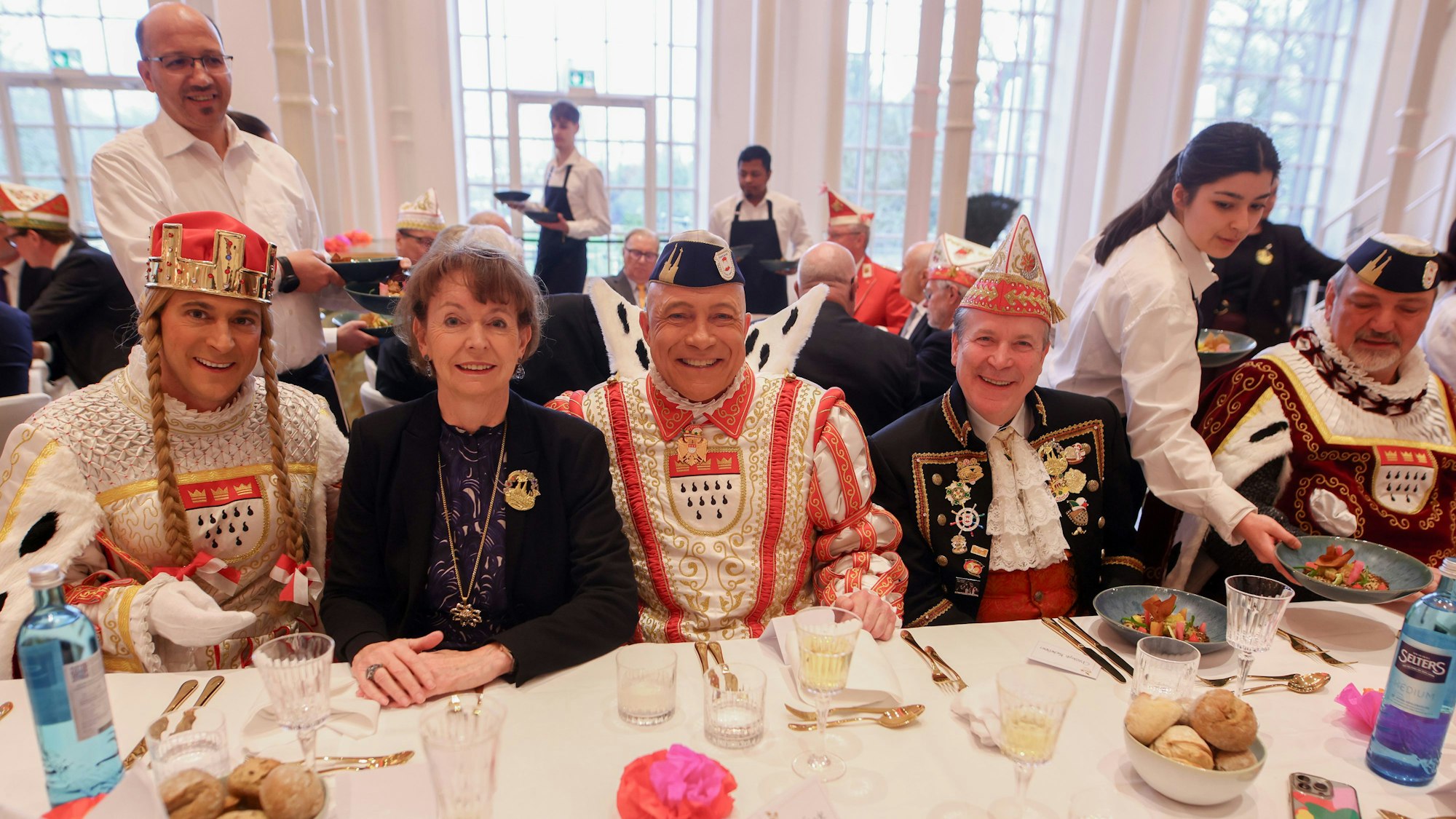 Das Dreigestirn mit Ob Henriette Reker und FK-Präsident Christoph Kuckelkorn beim Prinzenessen.