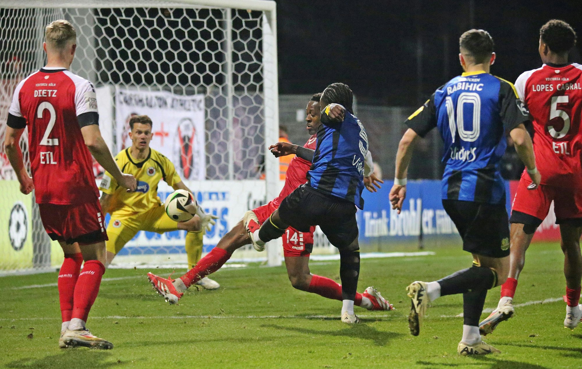 28.02.2025, xmohx, Fussball 3.Liga, Viktoria Koeln - 1.FC Saarbruecken v.l. Saaarbrücken erzielt das 1-0 durch Elijah Krahn DFL/DFB REGULATIONS PROHIBIT ANY USE OF PHOTOGRAPHS as IMAGE SEQUENCES and/or QUASI-VIDEO Koeln *** 28 02 2025, xmohx, Fußball 3 Liga, Viktoria Koeln 1 FC Saarbruecken v l Saaarbrücken scores the 1 0 through Elijah Krahn DFL DFB REGULATIONS PROHIBIT ANY USE OF PHOTOGRAPHS as IMAGE SEQUENCES and or QUASI VIDEO Koeln
