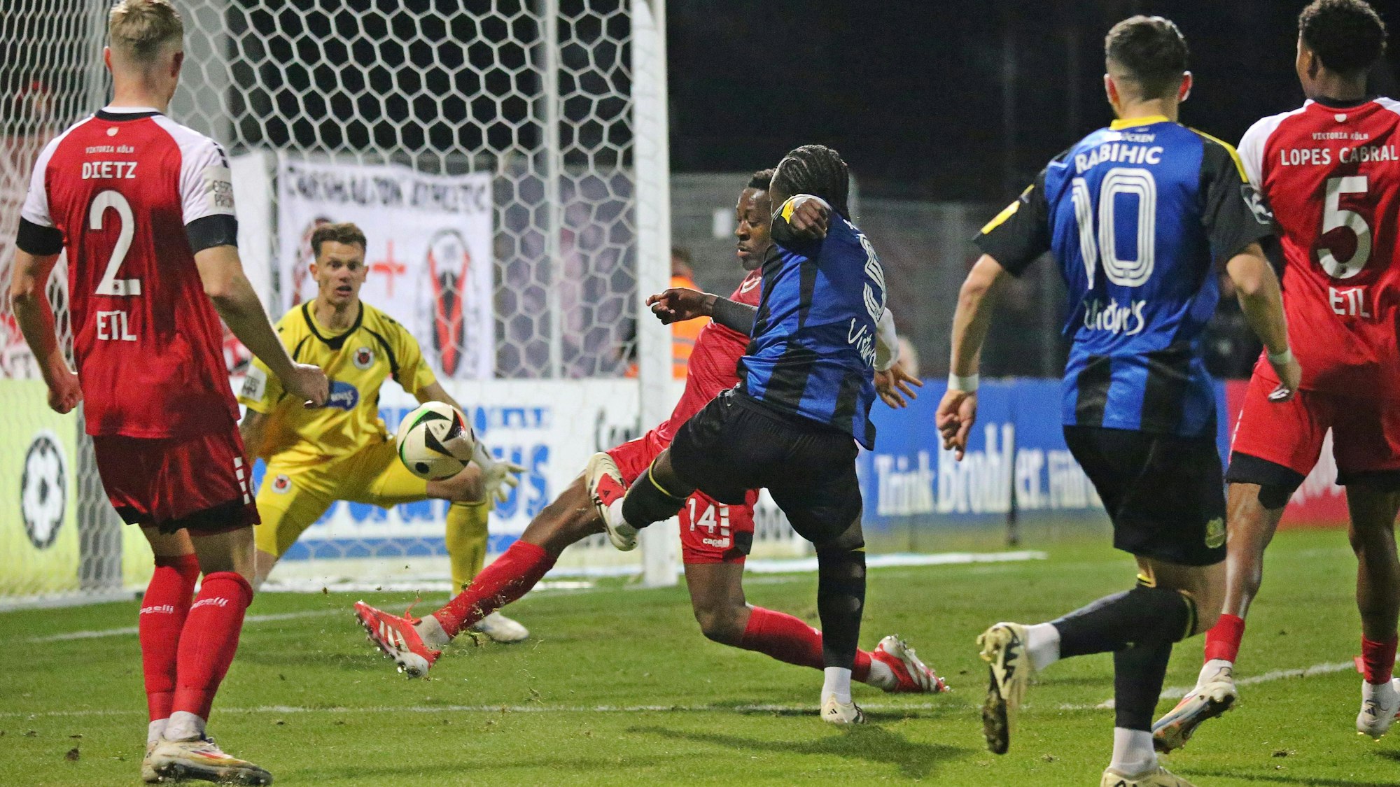 28.02.2025, xmohx, Fussball 3.Liga, Viktoria Koeln - 1.FC Saarbruecken v.l. Saaarbrücken erzielt das 1-0 durch Elijah Krahn DFL/DFB REGULATIONS PROHIBIT ANY USE OF PHOTOGRAPHS as IMAGE SEQUENCES and/or QUASI-VIDEO Koeln *** 28 02 2025, xmohx, Fußball 3 Liga, Viktoria Koeln 1 FC Saarbruecken v l Saaarbrücken scores the 1 0 through Elijah Krahn DFL DFB REGULATIONS PROHIBIT ANY USE OF PHOTOGRAPHS as IMAGE SEQUENCES and or QUASI VIDEO Koeln