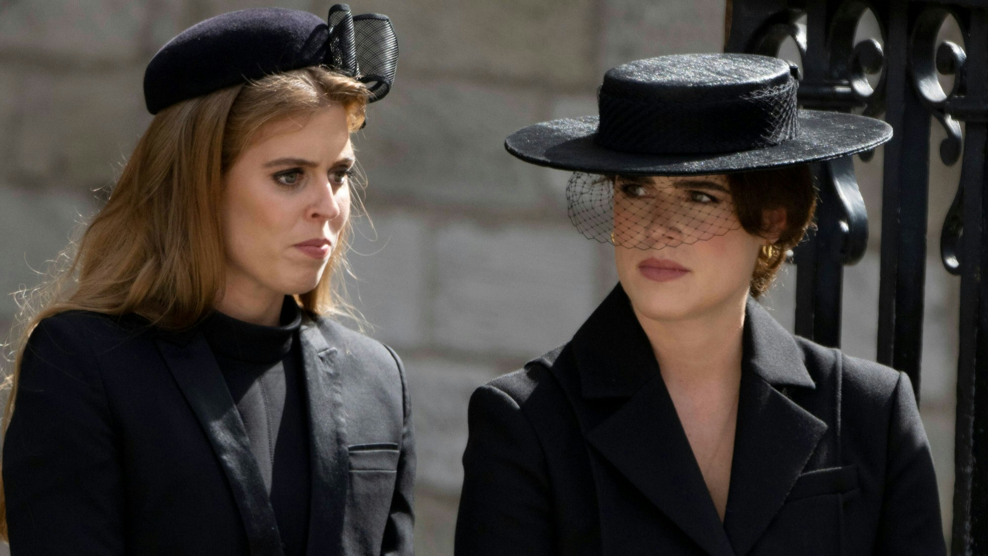 Prinzessin Beatrice und Prinzessin Eugenie bei der Beerdigung von Königin Elizabeth II.