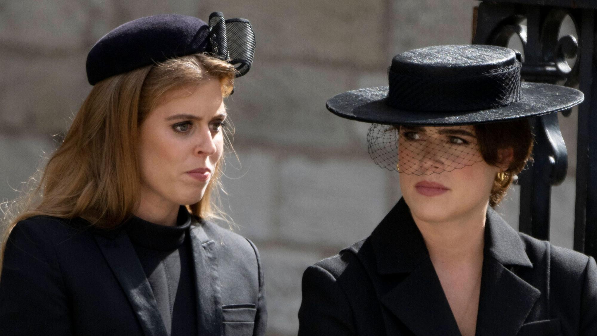 Prinzessin Beatrice und Prinzessin Eugenie bei der Beerdigung von Königin Elizabeth II.