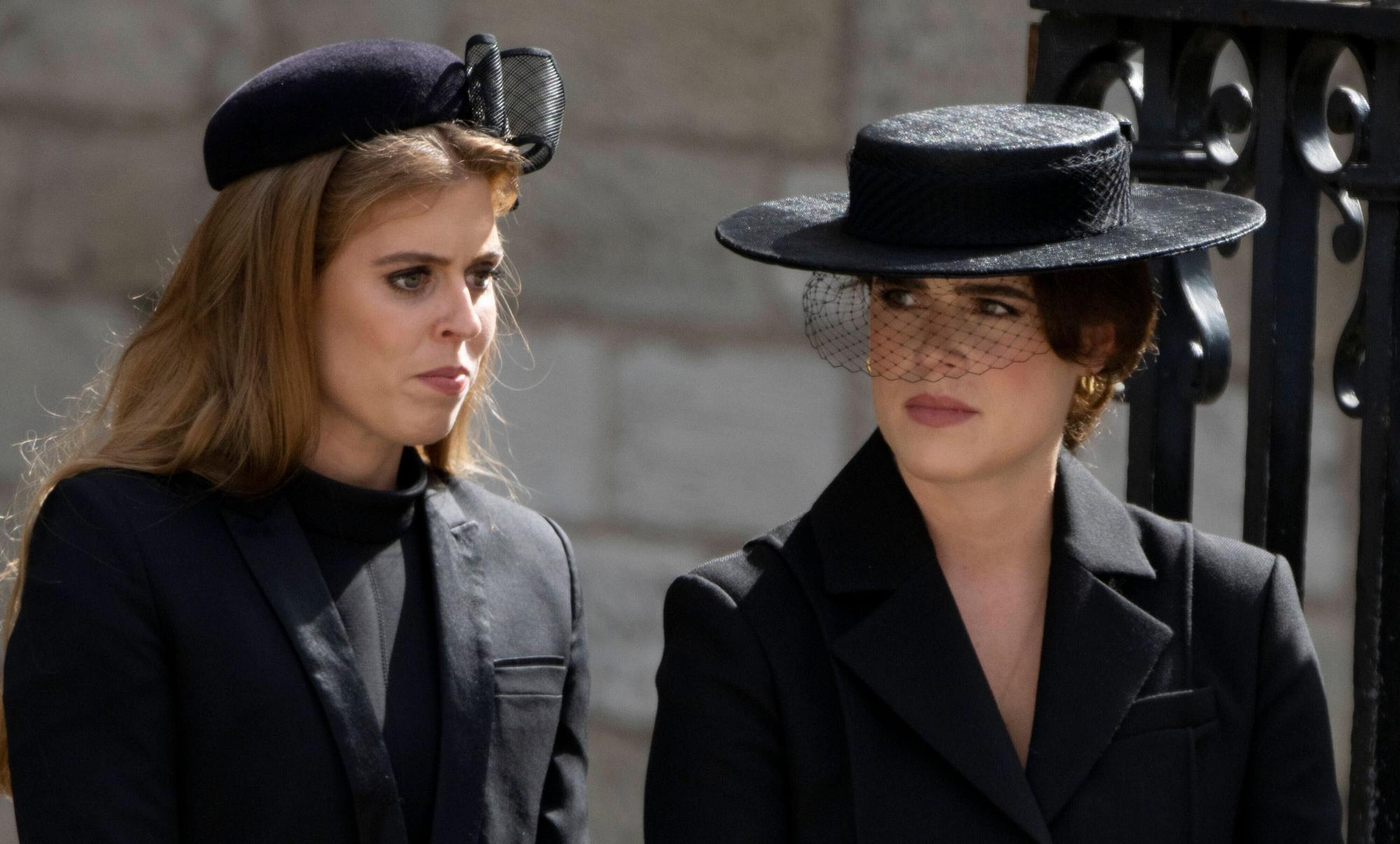 Prinzessin Beatrice und Prinzessin Eugenie bei der Beerdigung von Königin Elizabeth II.
