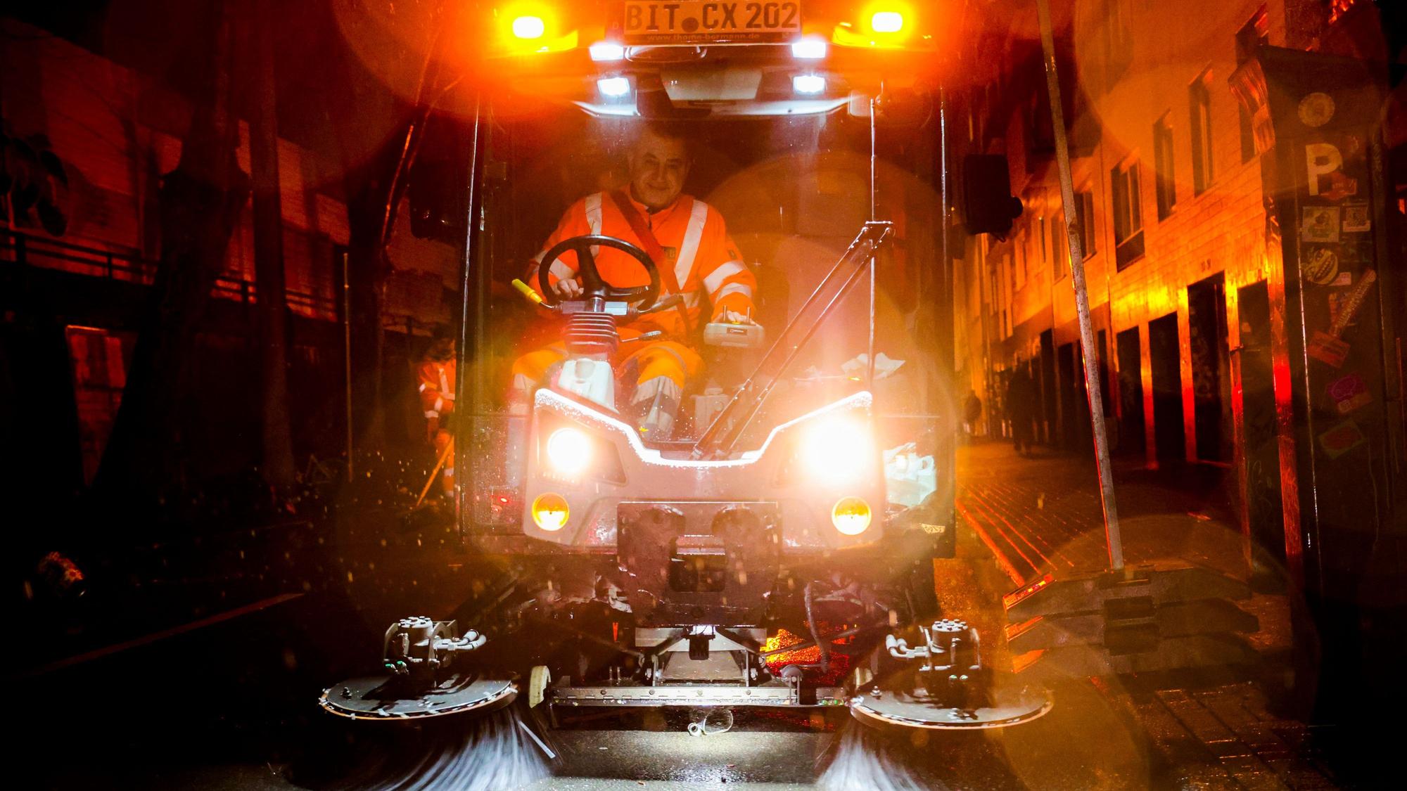 27.02.2025, Köln: AWB Einsatz an Weiberfastnacht am Barbarossaplat.Foto:Dirk Borm
