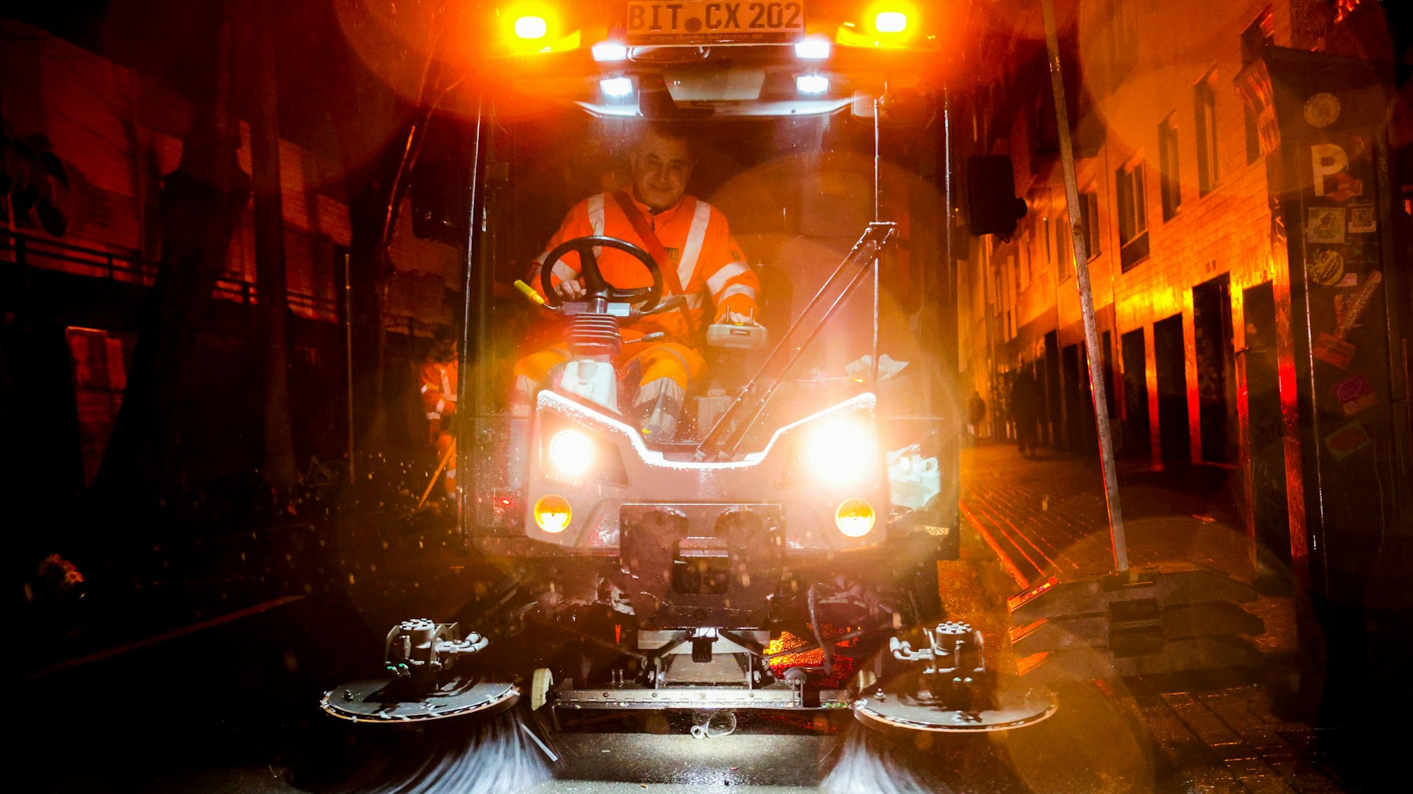 27.02.2025, Köln: AWB Einsatz an Weiberfastnacht am Barbarossaplat.Foto:Dirk Borm