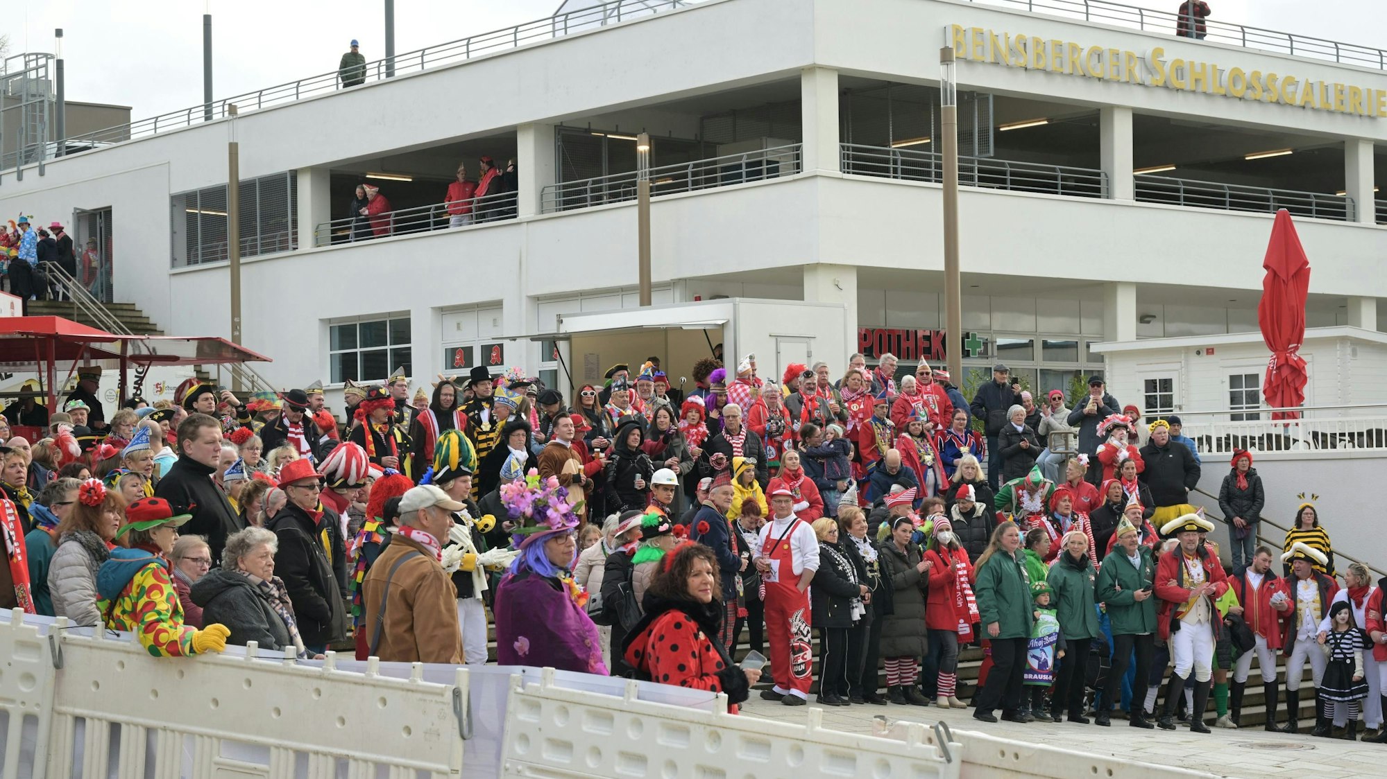 Vor der Bensberger Schlossgalerie stehen Menschen.