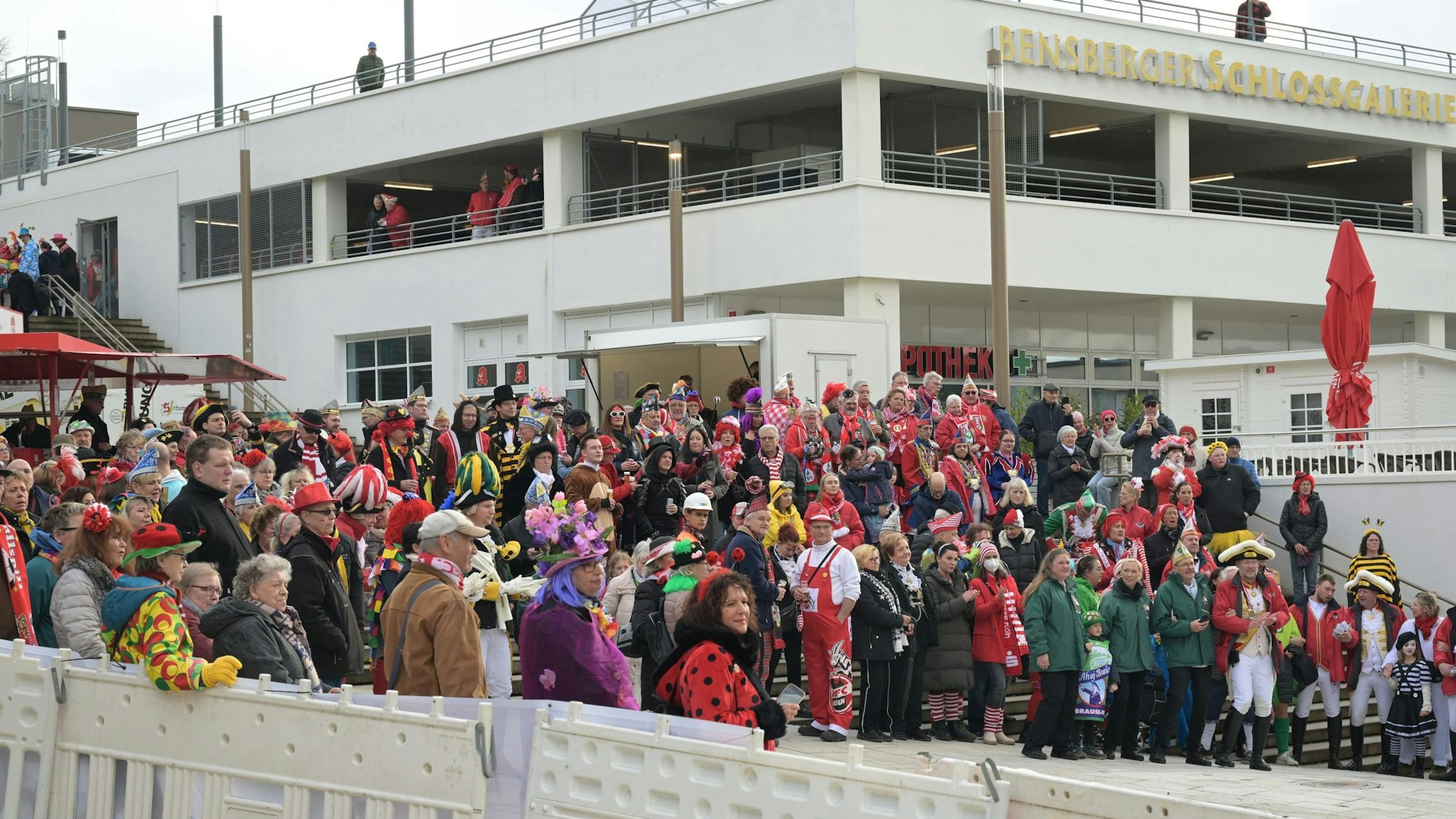 Vor der Bensberger Schlossgalerie stehen Menschen.