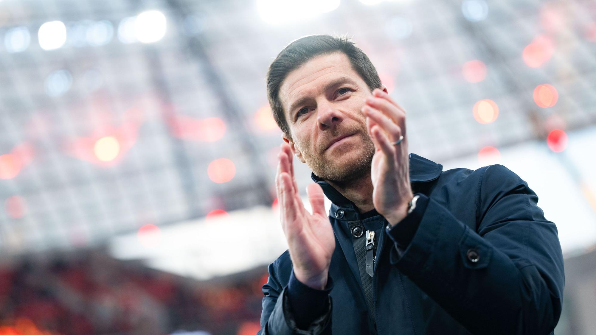 Leverkusens Trainer Xabi Alonso begrüßt vor der Partie die Fans.