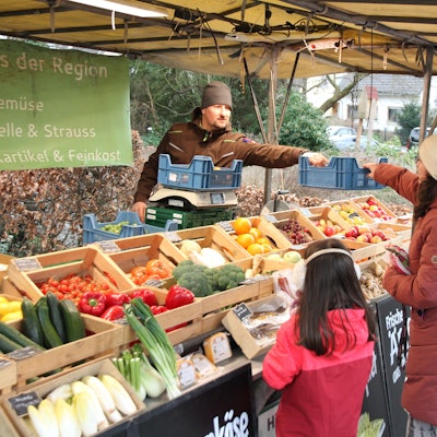 Ein Stand mit Lebensmitteln auf einem Markt.