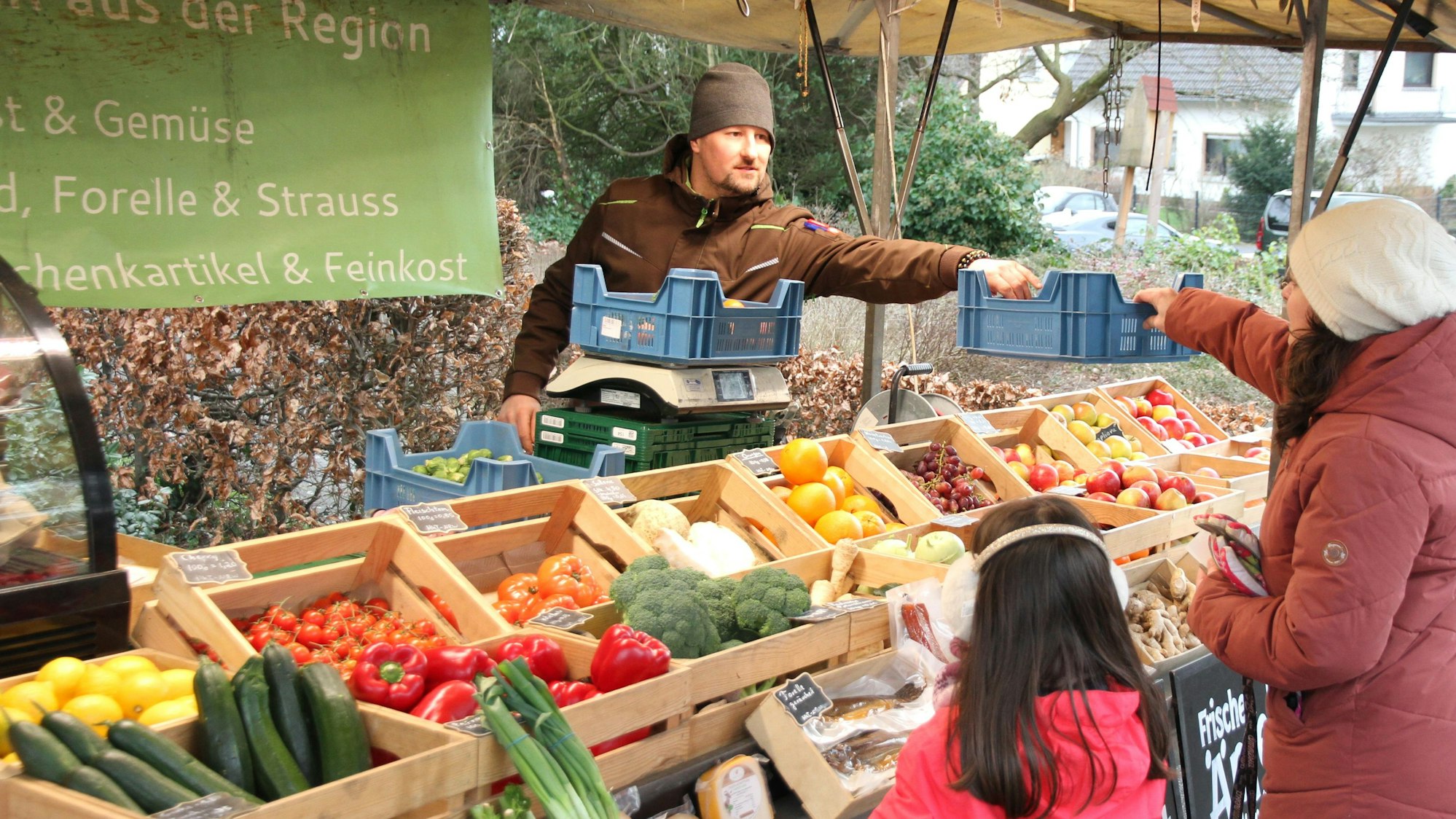 Ein Stand mit Lebensmitteln auf einem Markt.