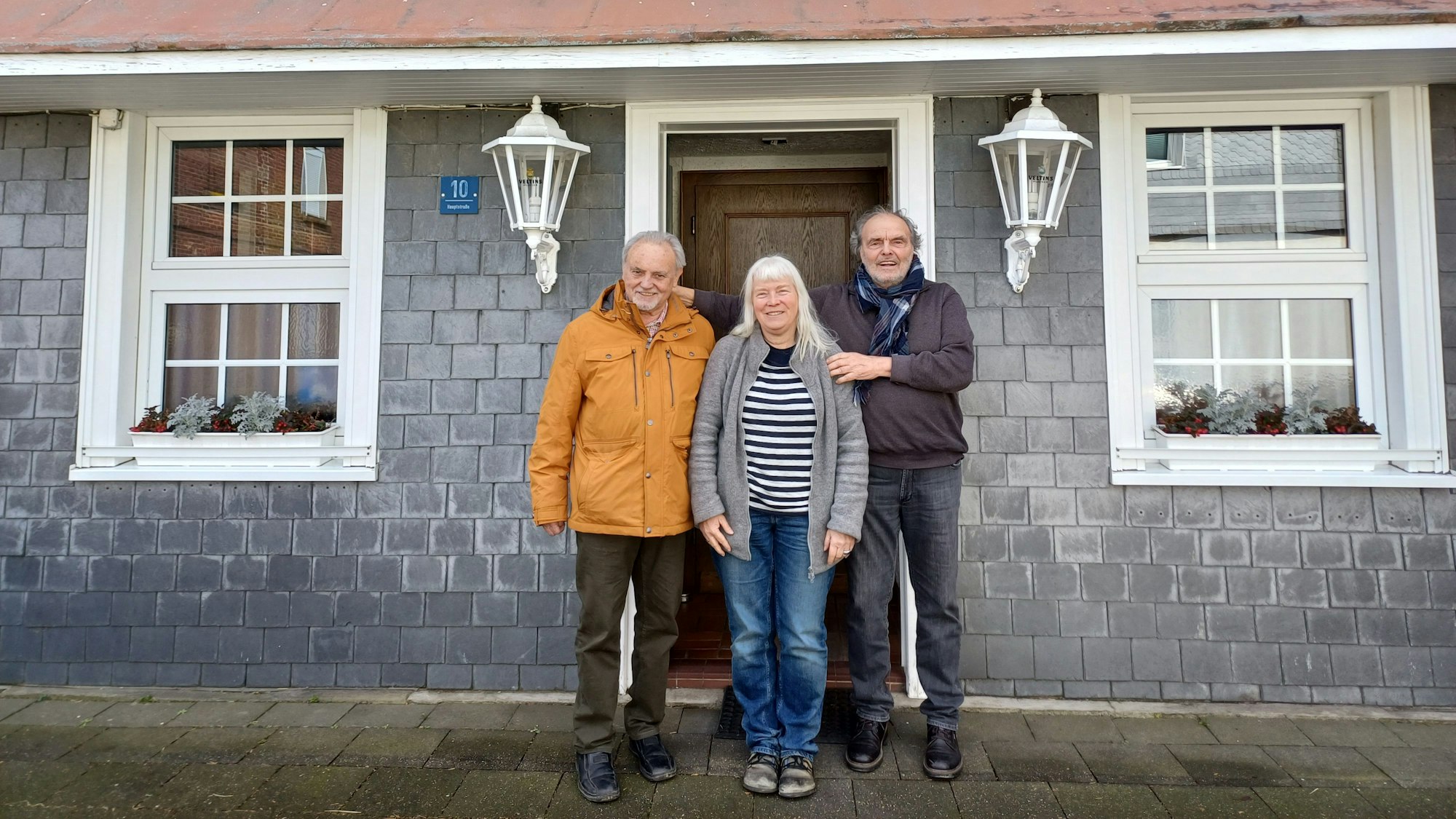 SPD Witzhelden: Drei Menschen stehen vor einer Kneipe.