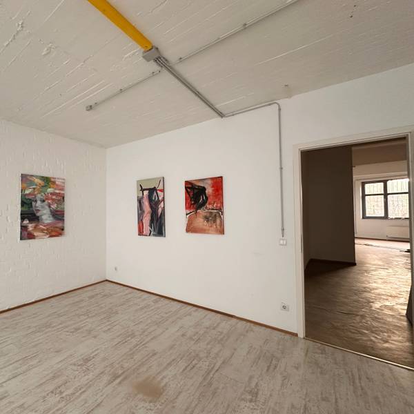 Gemälde hängen an einer Wand
