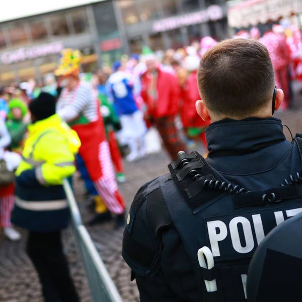 Polizisten sicherten bereits in den frühen Morgenstunden die Straßen rund um den Alter Markt vor dem Beginn des Karnevals.